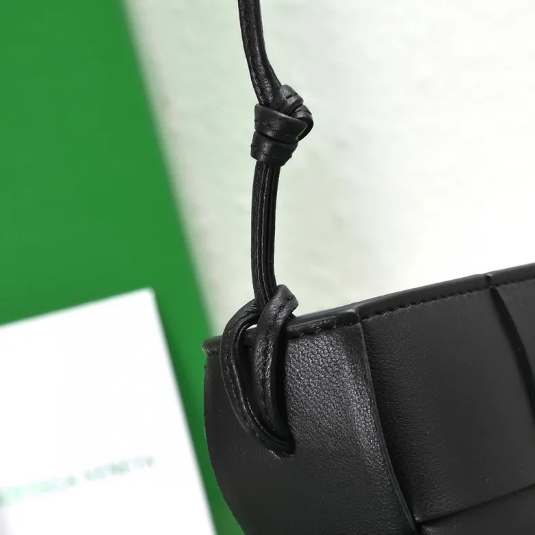 Batch 1260 #BV 2023 Cassette rope armpit bag is here🎈Simple, versatile and versatile formula bag made of intreccio woven cow leather. The square bag shape is wear-resistant and durable. Minimalism and commuting really complement each other. There are 4 card slots inside and thoughtful design✔️ Magnetic buckle closure to better protect privacy [Happy] When you are worried about matching, it is a bag that can be taken out with just one lift~ Dimensions: 22.5x13.5x4.5, Model: 7741